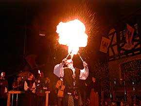 Mortes Sicura Feuerspektakel bei der Weinhexennacht auf dem Marktplatz in Oberwesel am Rhein,  1999 Foto: WHO