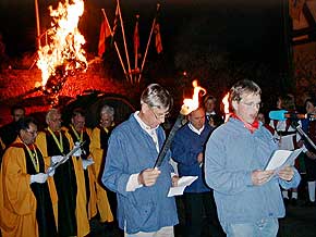 Die Strohhexe brennt bei der Weinhexennacht auf dem Marktplatz in Oberwesel am Rhein,  1999 Foto: WHO
