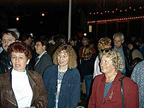 Besucher/innen bei der Weinhexennacht auf dem Marktplatz in Oberwesel am Rhein,  1999 Foto: WHO
