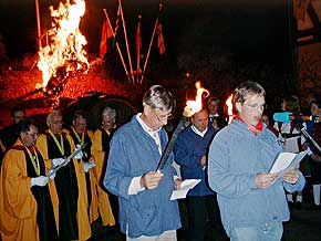 Die Strohhexe brennt bei der Weinhexennacht auf dem Marktplatz in Oberwesel am Rhein,  1999 Foto: WHO