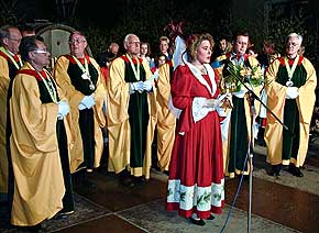 Weinhex Christiane verzaubert die Besucher der Weinhexennacht auf dem Marktplatz in Oberwesel am Rhein,  1999 Foto: WHO