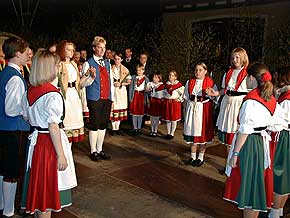 Winzertanzgruppe Oberwesel bei der Weinhexennacht auf dem Marktplatz in Oberwesel am Rhein,  1999 Foto: WHO