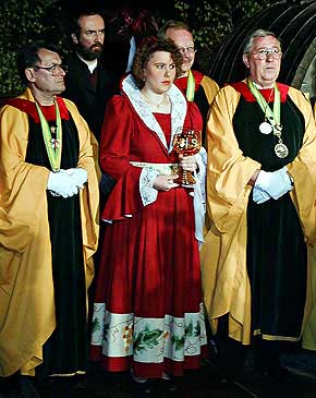 Hintere Reihe links: Michael Stadtherr, der Organisator der Weinhexennacht auf dem Marktplatz in Oberwesel am Rhein,  1999 Foto: WHO